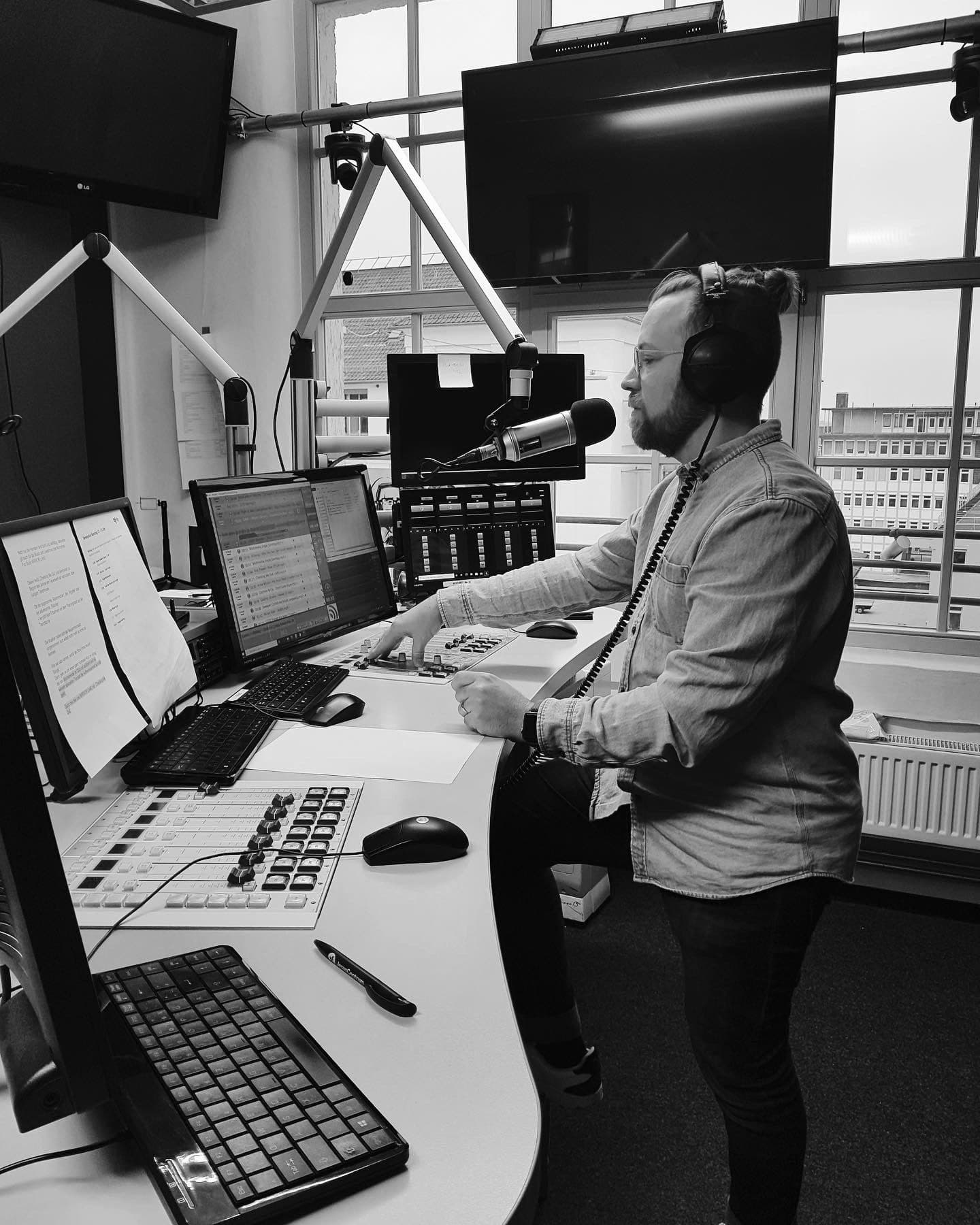 Michi Mann mit Kopfhörern im Radiostudio